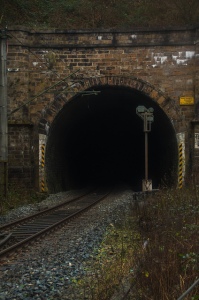 Kein Licht am Ende des Tunnels für Zeilenende.